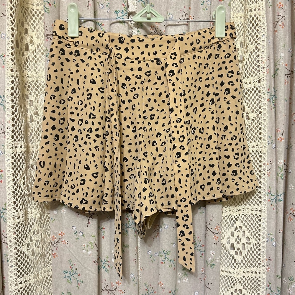 Aritzia Sunday Best Leopard Print High Waisted Shorts Size 2